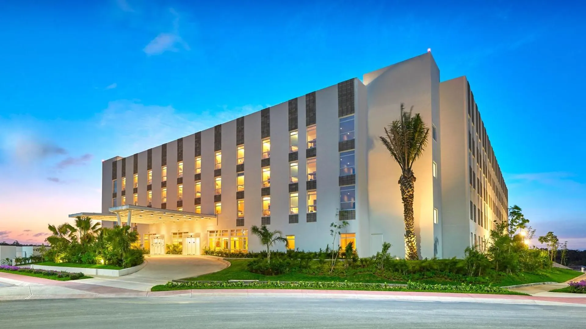 Hotel City Express Plus By Marriott Cancun Aeropuerto Riviera